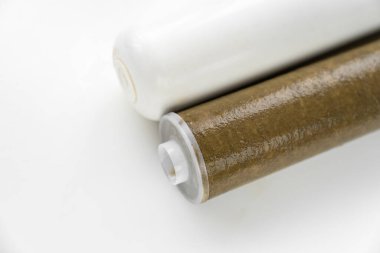 Beyaz arka planda kirli filtre mermisi içme suyu. Kirlilik. 