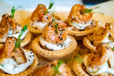 Karidesli kanepeler. Açık büfeye uygun. Festivalde küçük sandviçler. 