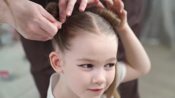 Mom macht eine Frisur ihrer Tochter. Augen Make-up. — Stockvideo