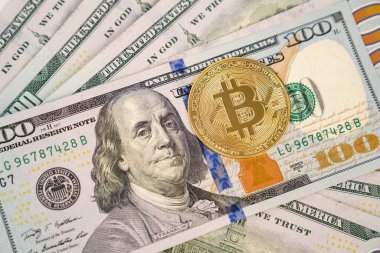 Dolar banknotları üzerinde Bitcoin. Kripto para birimine yatırım yapmak.