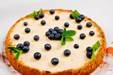 Yaban mersini ve nane yapraklarıyla süslenmiş ev yapımı cheesecake.. 