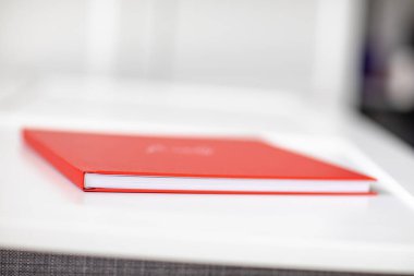 kırmızı defter ya da fotoğraf albümü. Yazı için yer açın. seçici odak