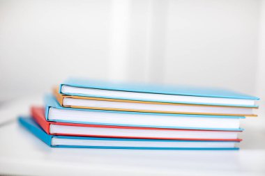 çok renkli kitaplar veya fotoğraf albümleri piramidi. Yazı için yer.