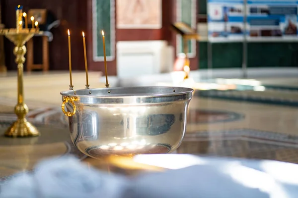 Ciotola battesimale nella cattedrale. Chiesa ortodossa. — Foto Stock