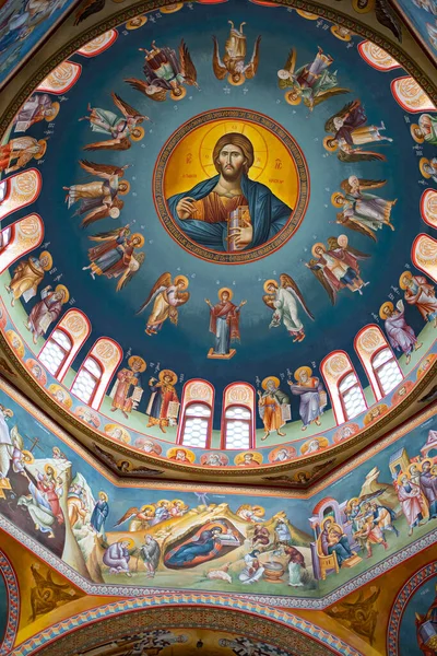 Tavan, Meryem Ana 'nın Kutsaması Yunan Kilisesi' nde ikonlarla boyanmıştır.. 