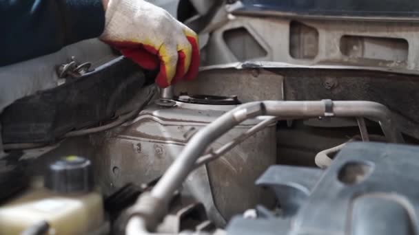 Mecánica desenrosca tuerca de fijación amortiguador. Servicio de automóviles, reparaciones de automóviles — Vídeo de stock