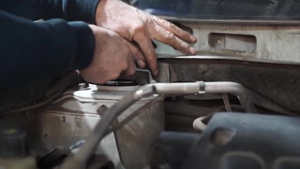 Mecánica desenrosca tuerca de fijación amortiguador. Servicio de automóviles, reparaciones de automóviles — Vídeos de Stock