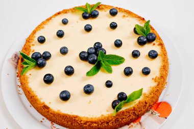 Yaban mersini ve nane yapraklarıyla süslenmiş ev yapımı cheesecake.. 