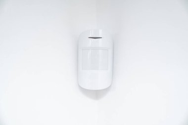 Beyaz arka planda hareket sensörü var. nesnelerin hareketlerini izleyen aygıt.