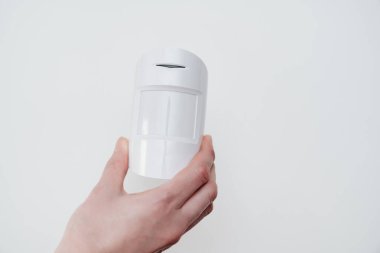 Beyaz arka planda hareket sensörü var. haraketi takip eden aygıt