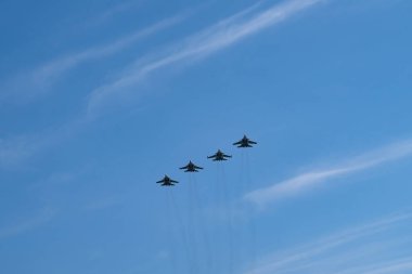 Mavi gökyüzünde savaş uçakları. Zafer töreninin provası. Hava gösterisi.