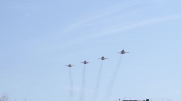 Aviones de combate dejan un rastro en el cielo azul. Ensayo del desfile de la victoria. Espectáculo aéreo — Vídeo de stock