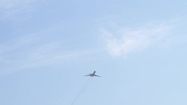 Aviones militares en el cielo azul. Espectáculo aéreo. — Vídeos de Stock