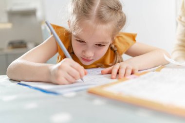 Çalışkan küçük liseli kız ödevini yapıyor.. 