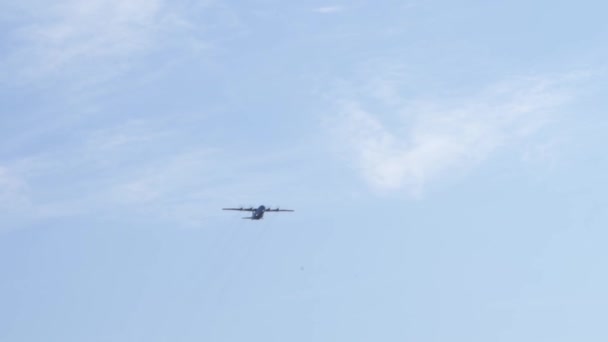 Военные самолеты летят в голубом небе. Airshow. — стоковое видео
