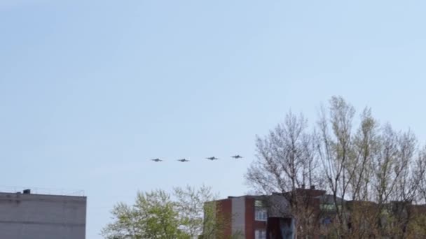 蓝色天空中的战斗机在公寓楼上方.航展. — 图库视频影像