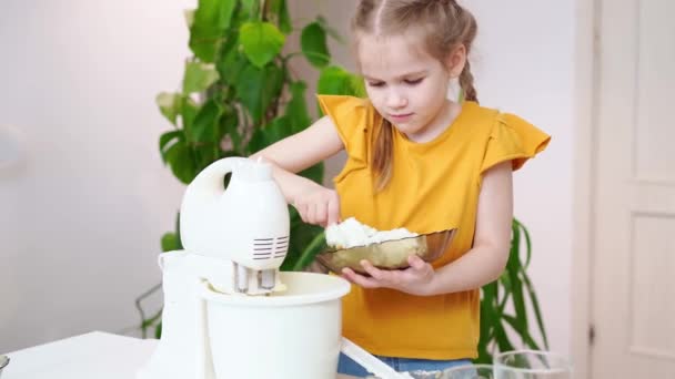 Flicka förbereder deg eller grädde i en dränkbar mixer, tillsätter keso. — Stockvideo