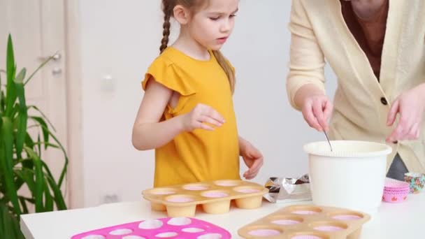 Mãe e filha cozinhar juntos cupcakes — Vídeo de Stock