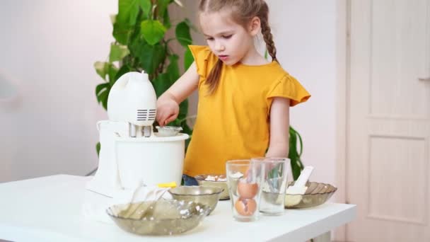 女の子は小麦粉をミキサーに移します。. — ストック動画