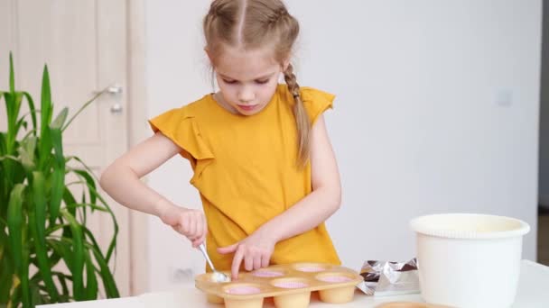 Meisje Doet Het Deeg Siliconen Vorm Voor Cupcakes Eenvoudige Heerlijke — Stockvideo