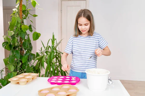 소녀는 집에서 케익을 만들기 실리콘 반죽을 만든다 간단하고 맛있는 디저트 — 스톡 사진