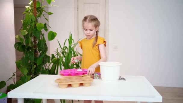 Gadis Kecil Menempatkan Keranjang Kertas Dalam Bentuk Silikon Untuk Kue — Stok Video