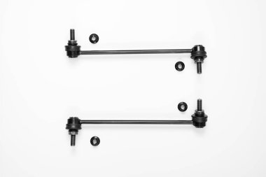 Beyaz arka planda dengeleyici rafı. Arabanın gövdesinin çapraz direncini sağlamak için dizayn edilen şasi sisteminin parçaları. Yedek parça mağazası. Otomobil tamircisi