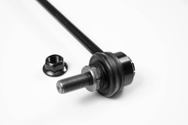 Beyaz arka planda dengeleyici rafı. Arabanın gövdesinin çapraz direncini sağlamak için dizayn edilen şasi sisteminin parçaları. Yedek parça mağazası. Otomobil tamircisi