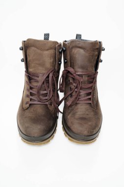 Beyaz arka planda flüt tabanlı kahverengi deri erkek ayakkabıları. Seyahat ve turizm için güzel modern ayakkabılar alın..