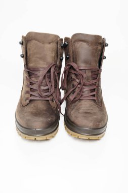 Beyaz arka planda flüt tabanlı kahverengi deri erkek ayakkabıları. Seyahat ve turizm için güzel modern ayakkabılar alın..