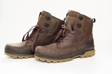 Beyaz arka planda flüt tabanlı kahverengi deri erkek ayakkabıları. Seyahat ve turizm için güzel modern ayakkabılar alın..