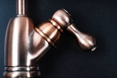 Pirinç musluğu siyah üzerine içme suyunu filtrelemek için kullanılır. Evde mekanik, çözülemeyen parçacıklar, kirlilik, klor ve türevlerinin yanı sıra virüsler, bakteriler, ağır metaller