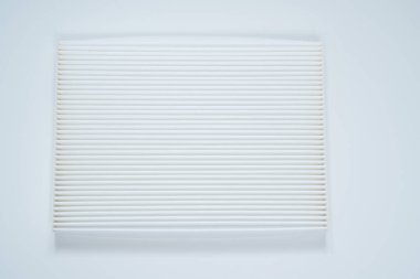 Arabanın hava filtresi beyaz arka plana karşı. Araba parçaları mağazası. Araba tamiri ve bakımı.