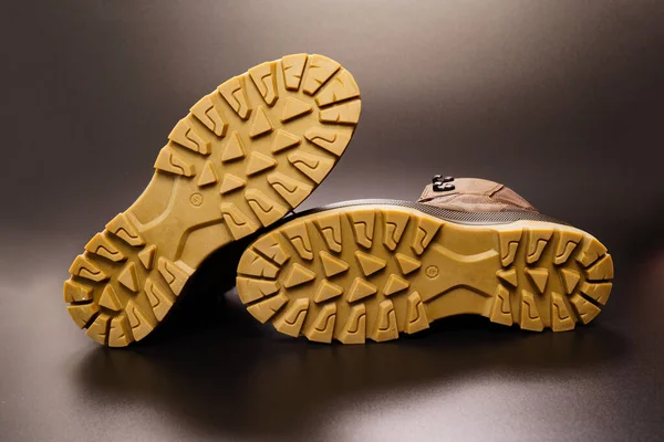 Suela Estriada Invierno Zapatos Hombre Cuero Marrón Sobre Fondo Negro — Foto de Stock