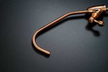 Siyah bir arka planda içme suyunu filtrelemek için pirinç musluğu. Evde mekanik, çözülemeyen parçacıklar, kirlilik, klor ve türevlerinin yanı sıra virüsler, bakteriler, ağır metallerden suyu temizlemek için.