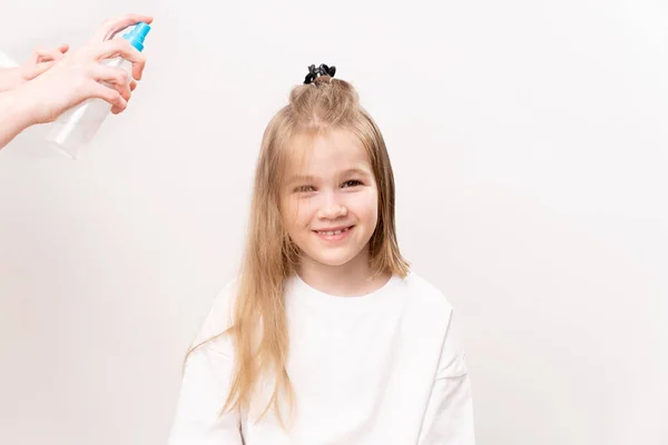 Sobre Pelo Una Niña Roció Medio Para Peinar Fácilmente Sobre — Foto de Stock