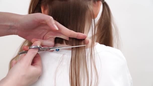 Κόβεις Κοντά Μαλλιά Μαμά Κάνει Ένα Χτένισμα Για Την Κόρη — Αρχείο Βίντεο