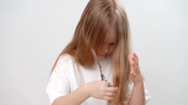 Dívka Stříhá Dlouhé Vlasy Nůžkami Bílém Pozadí Módní Sestřih Pro — Stock video