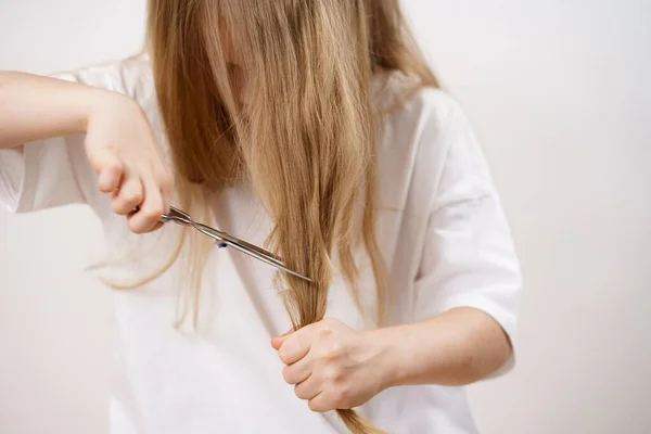 Niña Corta Pelo Largo Con Tijeras Sobre Fondo Blanco Corte — Foto de Stock