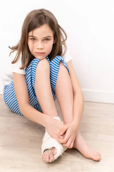 Λυπηρό Κορίτσι Γύψο Στο Πόδι Κάθεται Στο Πάτωμα Χειρουργική Επέμβαση — Φωτογραφία Αρχείου