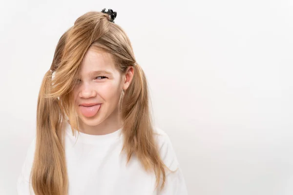 Cute Little Girl Śmieszne Zebrane Włosy Język Wyróżnia Się Białym — Zdjęcie stockowe