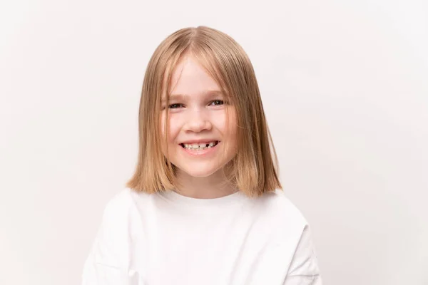 Niña Alegre Feliz Con Quad Corte Pelo Sobre Fondo Blanco —  Fotos de Stock