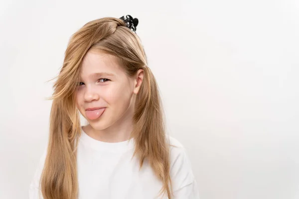 Niña Con Pelo Recogido Divertido Lengua Sobresalió Sobre Fondo Blanco — Foto de Stock