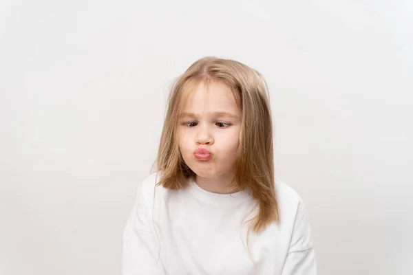 Αστείο Μικρό Κορίτσι Γκριμάτσες Λευκό Φόντο Χαρούμενη Παιδική Ηλικία Βιταμίνες — Φωτογραφία Αρχείου