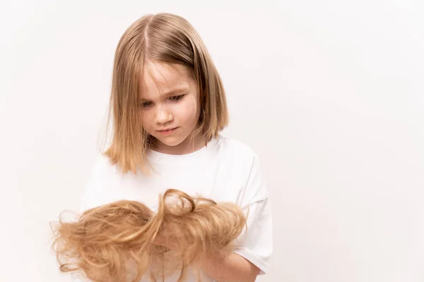 소녀는 배경을 도려낸 머리카락을 있습니다 아이들의 머리카락을 돌보는 합니다 아이들을 — 스톡 사진