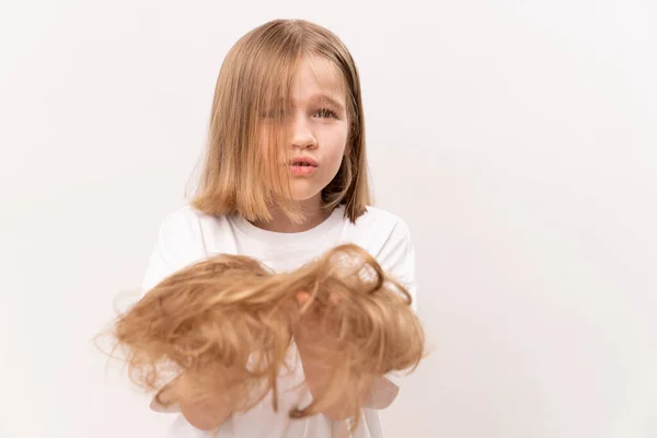 가난어린 소녀는 배경을 도려낸 머리카락을 아이들의 머리카락을 돌보는 합니다 아이들을 — 스톡 사진