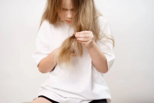 Das Kleine Mädchen Schert Ihre Langen Haare Mit Einer Schere — Stockfoto
