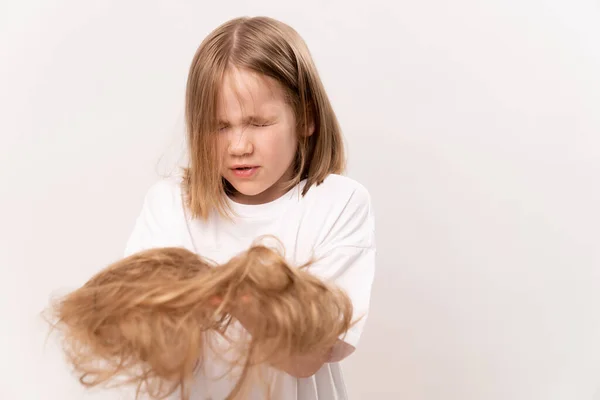 Αναστατωμένος Κορίτσι Παιδί Κρατά Στα Χέρια Περικοπεί Μαλλιά Μετά Την — Φωτογραφία Αρχείου