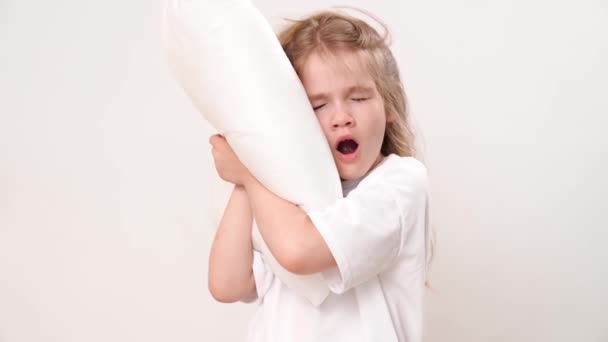 Ein Süßes Kleines Zotteliges Schläfriges Mädchen Umarmt Ein Kissen Auf — Stockvideo
