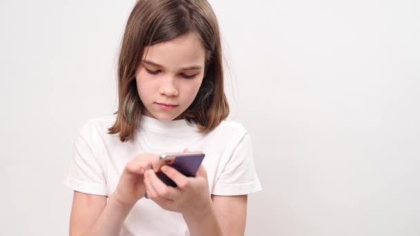 Adolescente Digita Texto Smartphone Fundo Branco Dependência Das Crianças Gadgets — Vídeo de Stock